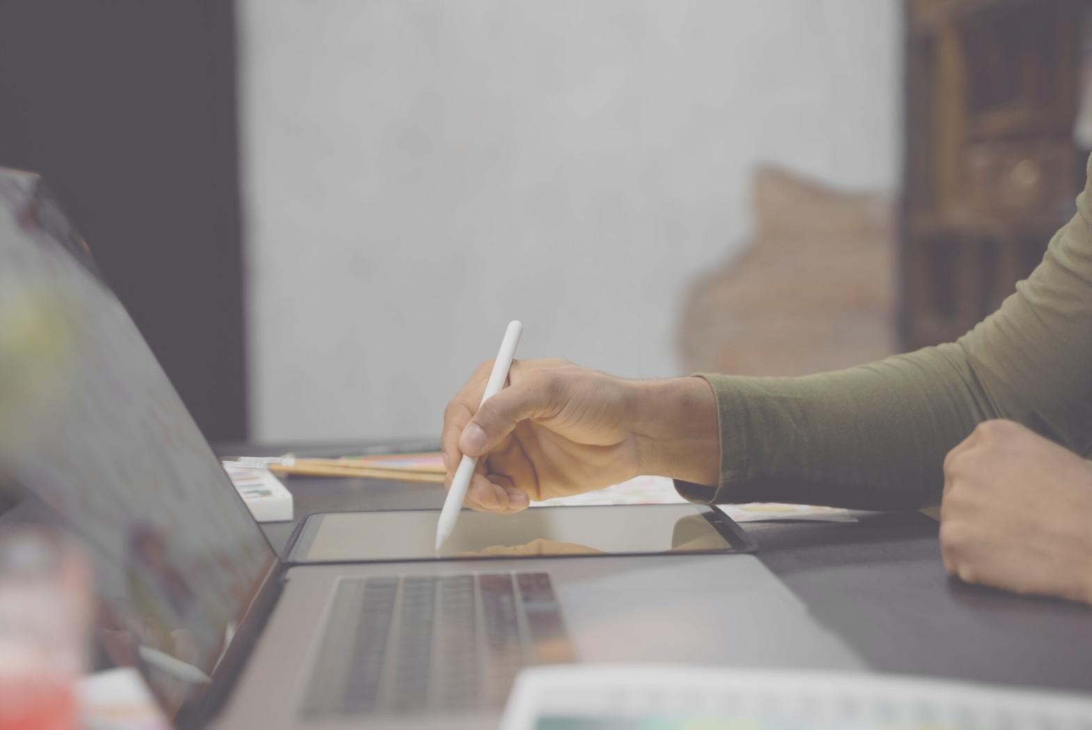 Profesionales trabajando en análisis financiero