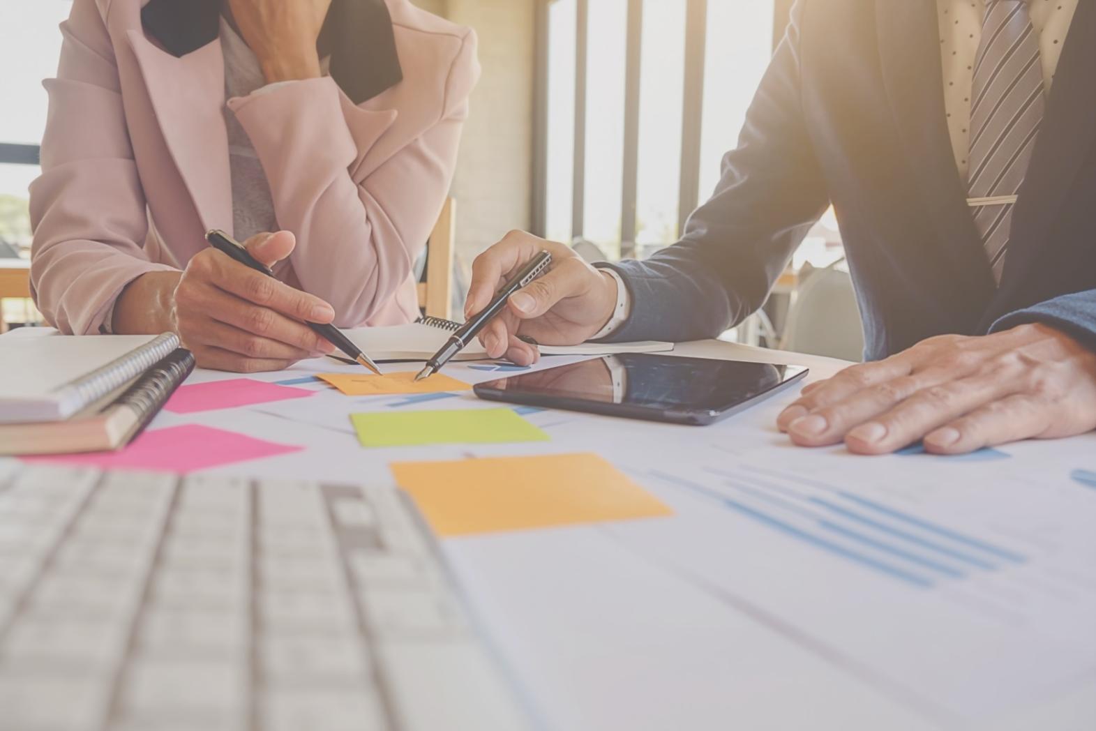 Sesión de trabajo en análisis presupuestario